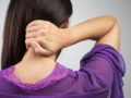 Kvinna har ont i nacken på grund av långvarig stress