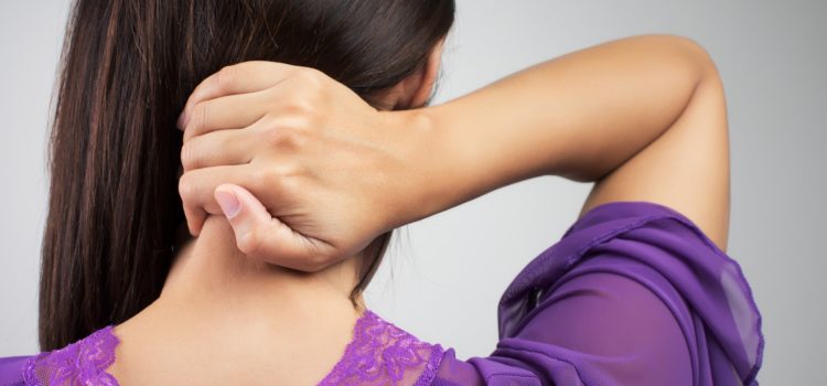 Stressad kvinna har ont i nacken