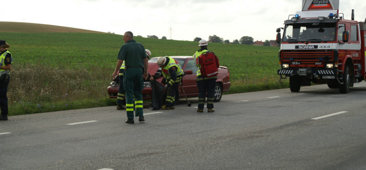 Räddningstjänsten tar hand om en bil som krockat