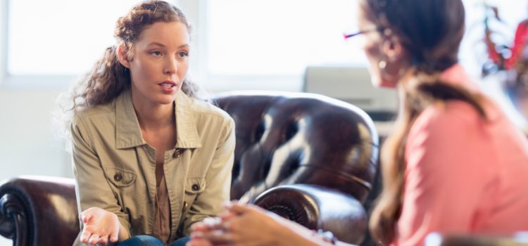 Kvinnlig patient pratar med en psykolog