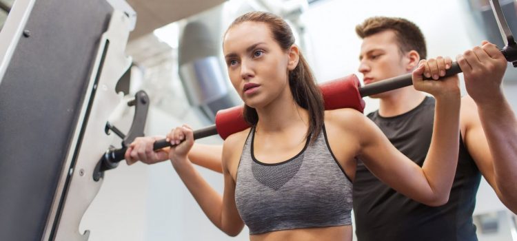Man och kvinna tränar på gym.