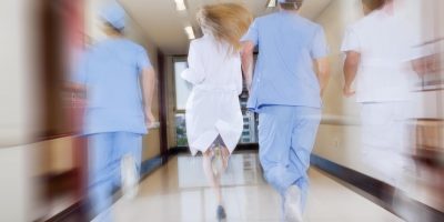 Sjukvårdspersonal springer