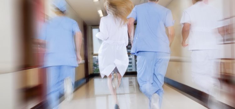Sjukvårdspersonal springer